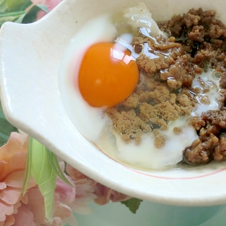 ご飯のお供に♪醤油麹の甘辛そぼろと卵